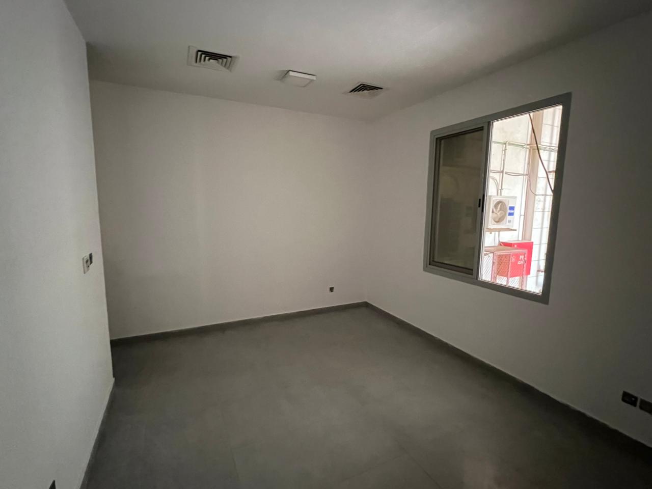 Ground floor studio apartment with free AC (provided by the owner), separate kitchen, reasonable price, and close to amenities.
