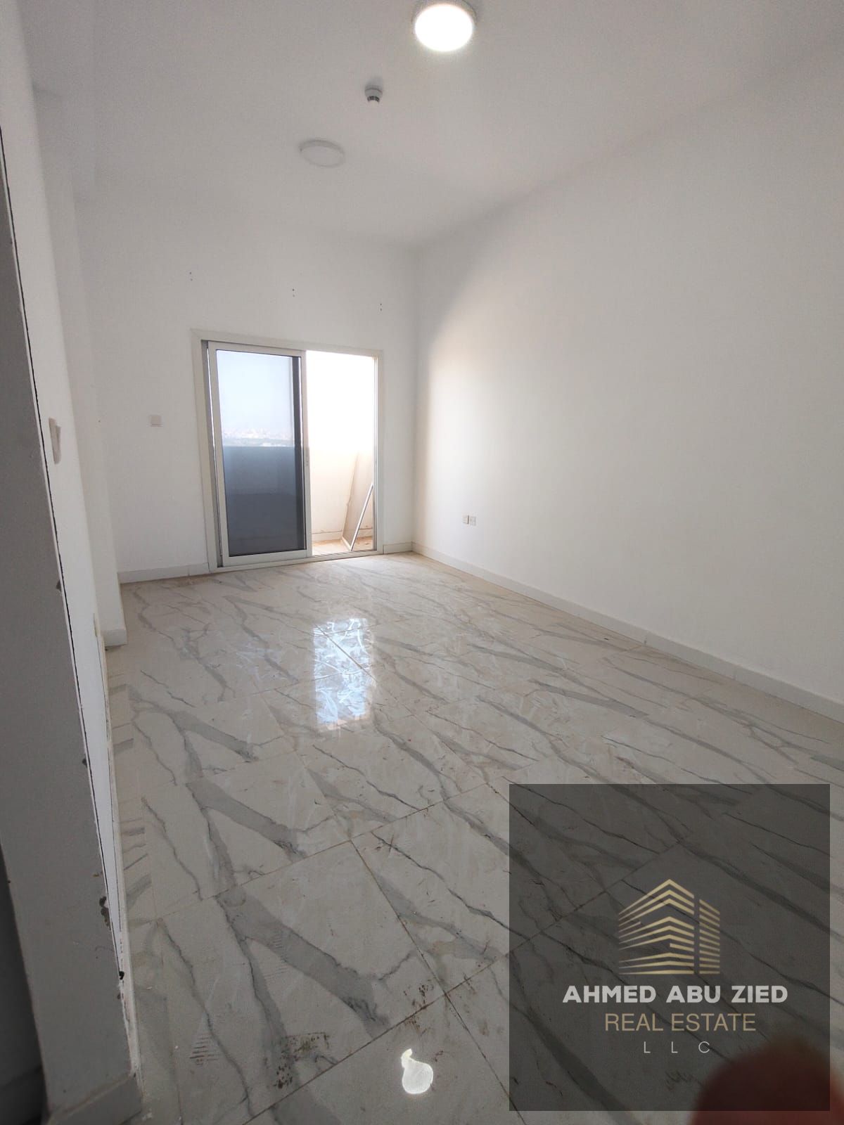 Spacious 3BR with 2 Master Rooms + Maid’s Master, Open View, 2 Balconies, Central AC, Prime Location on Sheikh Mohammed Bin Zayed Road – AED 42,000