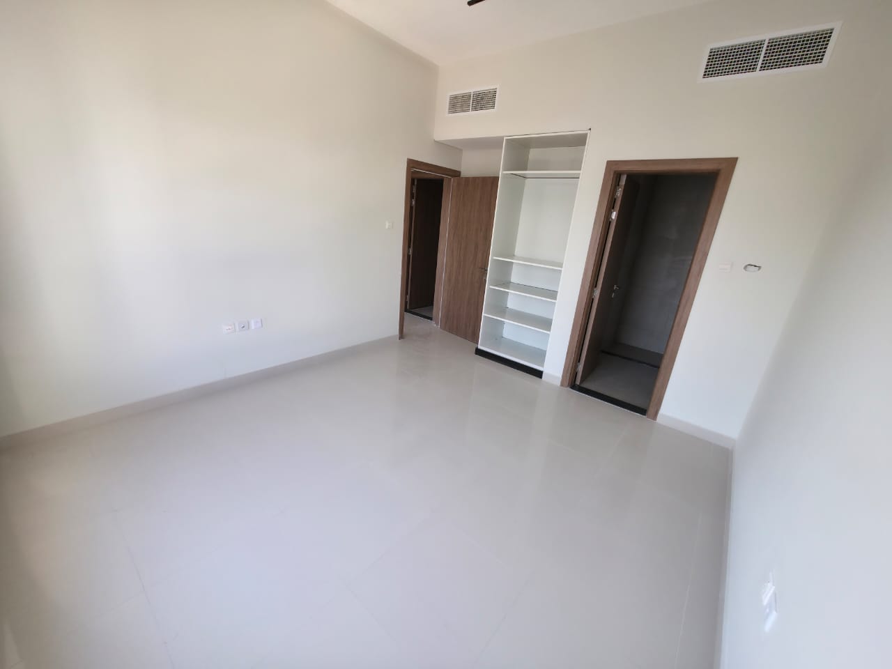 Brand new first-tenant three-bedroom apartment with living room for annual rent in Al Nuaimiya, near Al Hikmah School and next to Royal Furniture with
