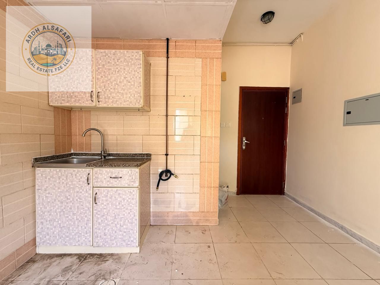 VERY SPACIOUS STODIO APARTMENT READY TO MOVE GOOD MANTINACE GOOD LOCATION MUWAILAH SHARJAH