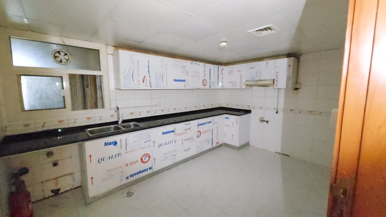 PRIME LUXURY APPARTMENT! CHEAPEST RENT 3BHK APARTMENT WITH 4 BATHROOM CENRAL AC CENTRAL GAS IN JUST 63K WITH FREE PARKING IN AL QASMIYA