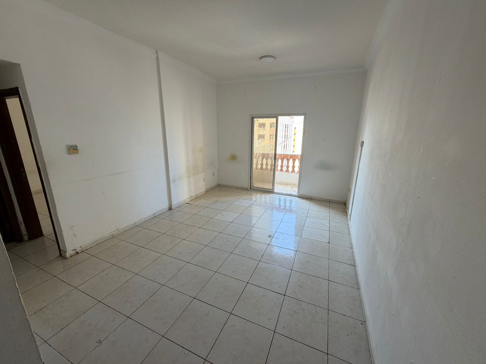 The most beautiful apartments at the lowest prices: a one-bedroom apartment with a living room and balcony in Al-Nuaimiya 1, next to Al-Hikma School.