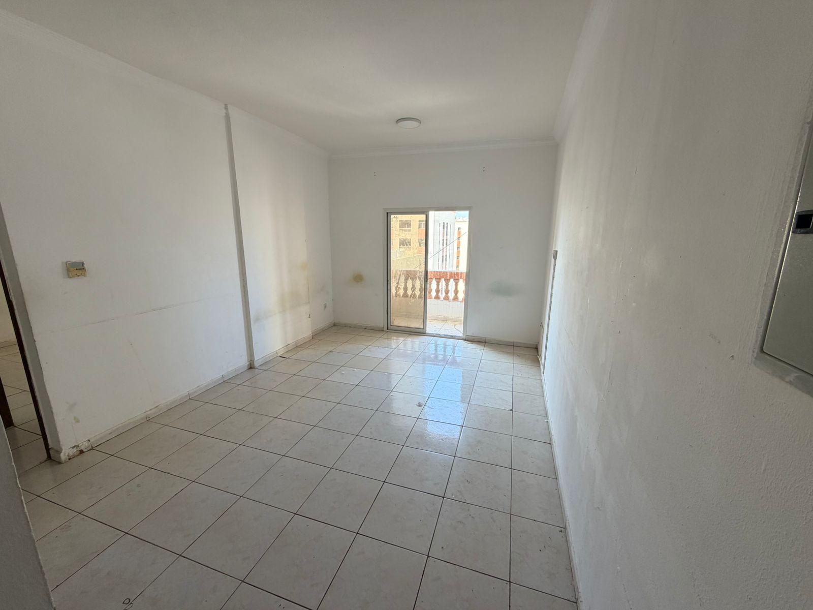 The most beautiful apartments at the lowest prices. One-bedroom apartment with a living room and balcony for 25,000 AED, payable in 4 installments.