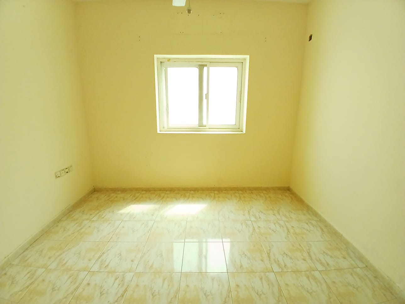 Lavish 1bhk good building near muwailah sharing rent 30k