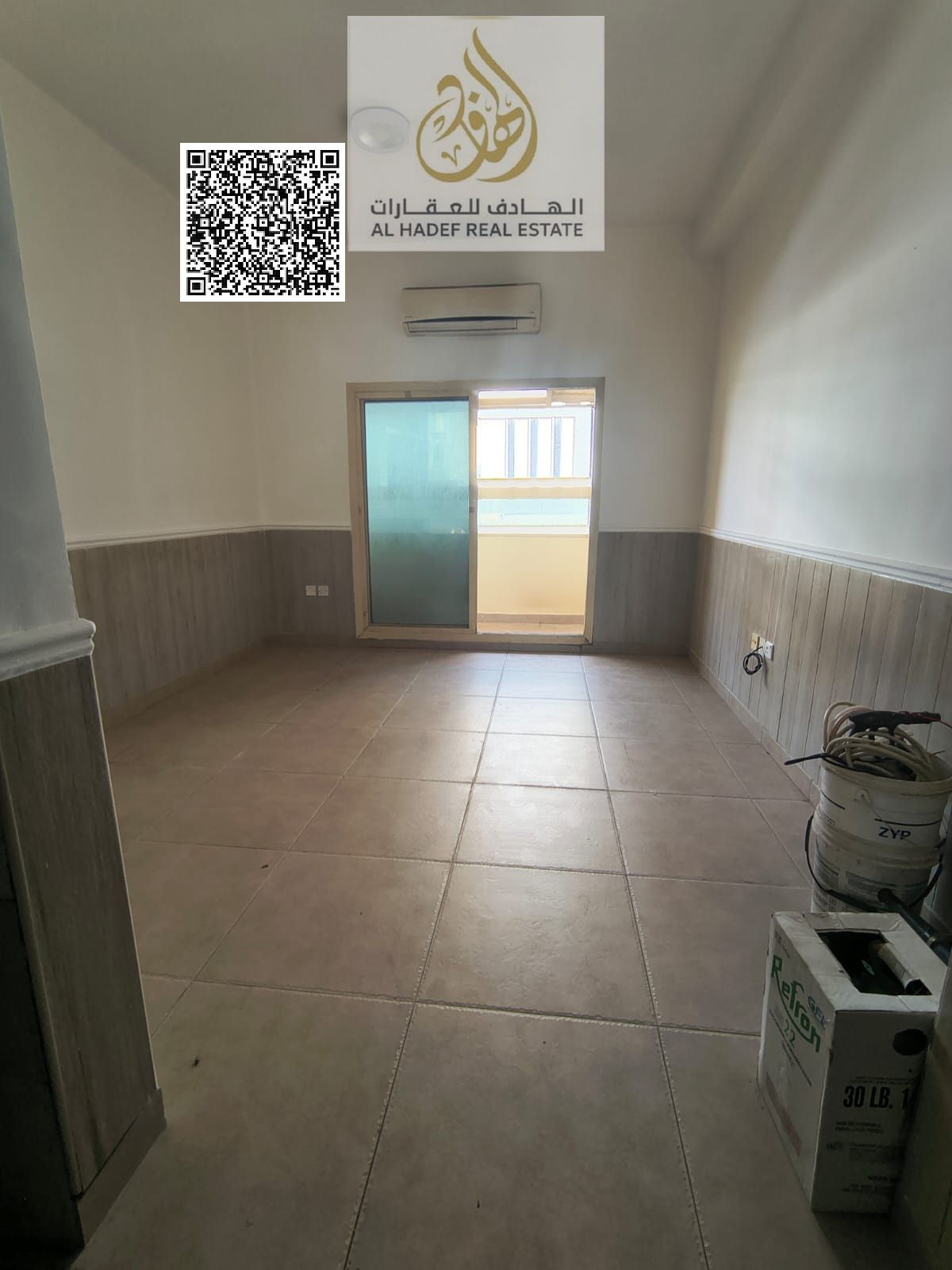 One-bedroom apartment with a living room for annual rent at a special price, with private parking, in the Rawda area.