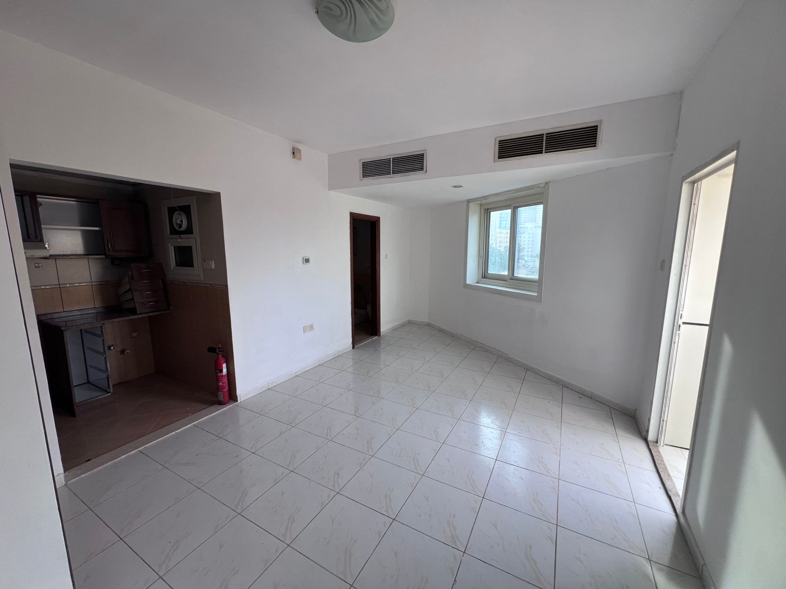 Studio for Rent in Al Rashidiya 3, Old Traffic Street, Separate Kitchen with Balcony, 1 Bathroom, 20K AED, 4 Payments