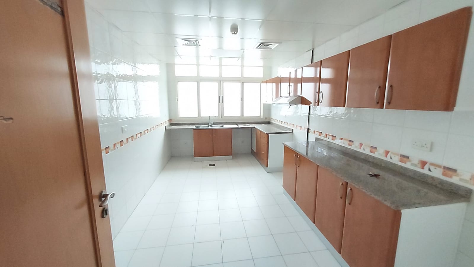 BIG OFFER ! CHEAPEST RENT 3BHK APARTMENT WITH 4 BATHROOM CENRAL AC CENTRAL GAS IN JUST 75K WITH GYM ,POOL,PARKING & CHILLER IN AL MAJAZ 1