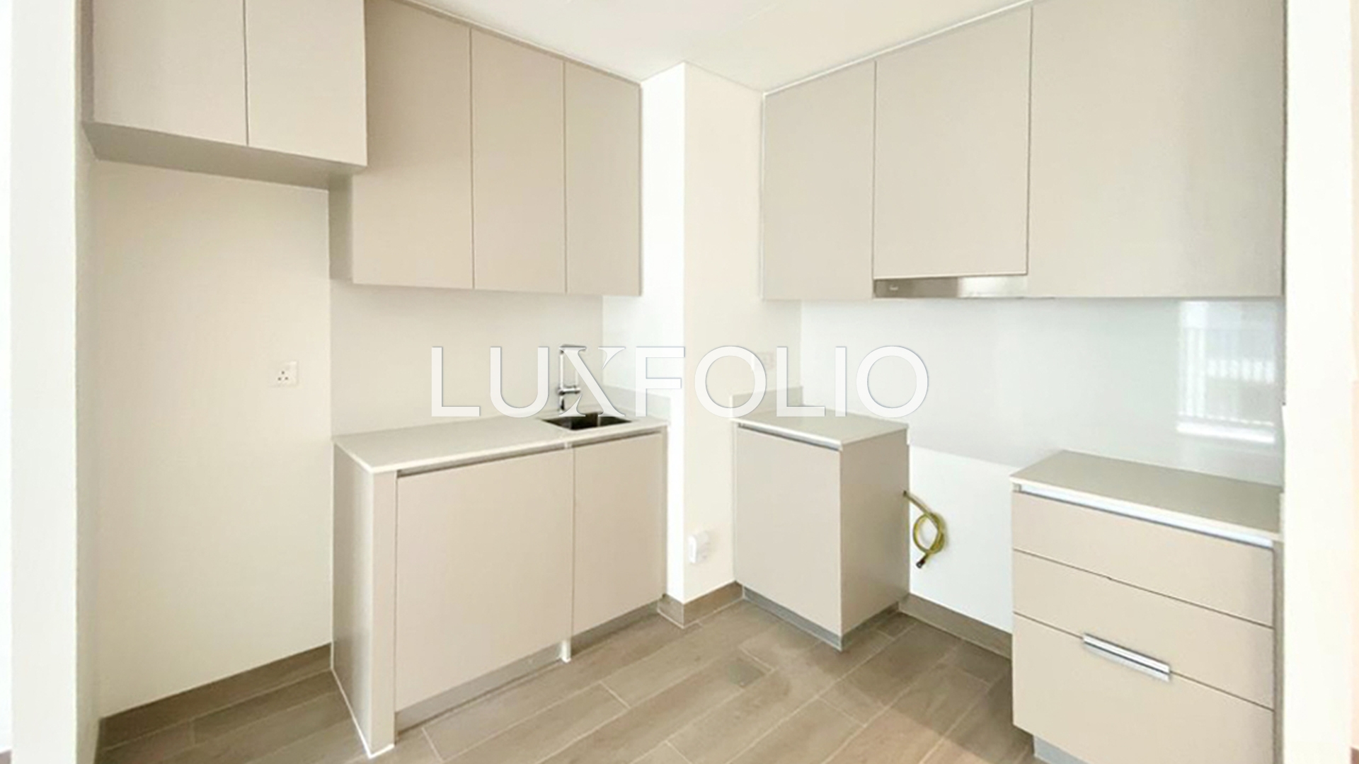 Corner unit | Chiller free | Vacant