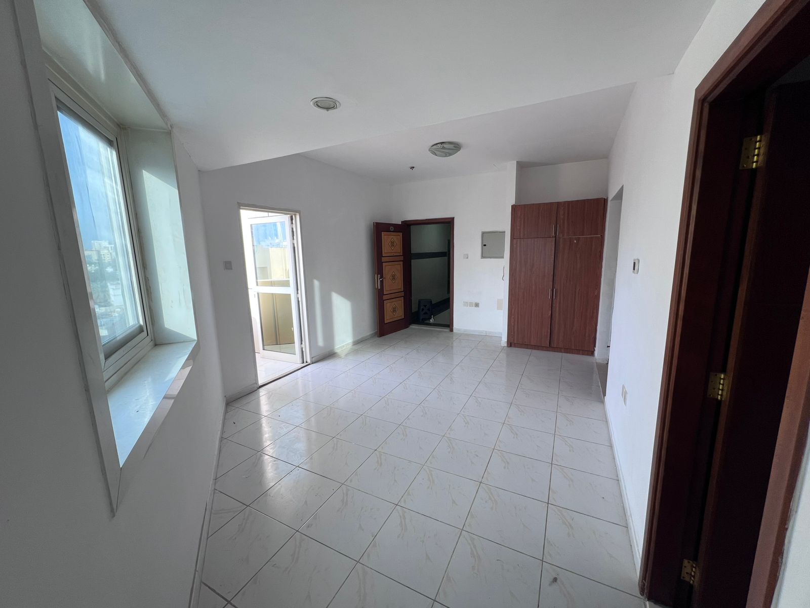 Studio apartment - spacious - separate kitchen - with balcony - central air conditioning