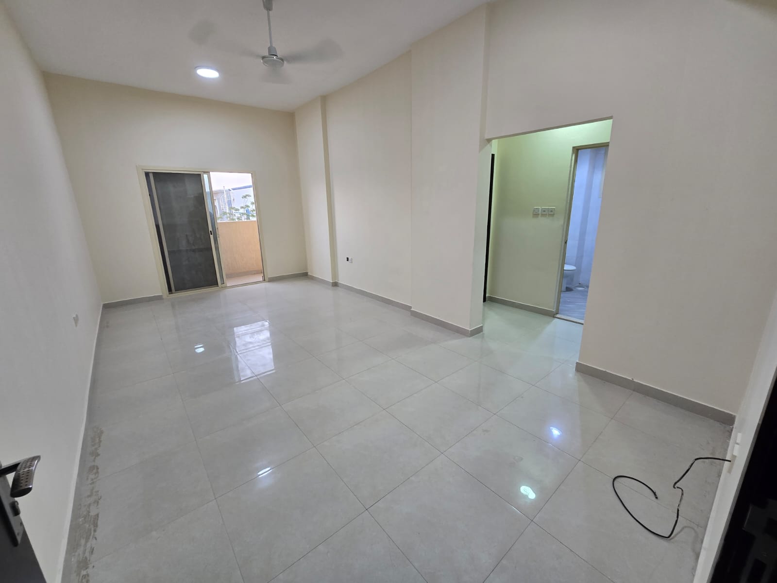 Beautiful apartments at the lowest prices for annual rent in Al Rawda 1, Ajman. One bedroom and living room, 28,000 AED, payable in 4 installments. Ba