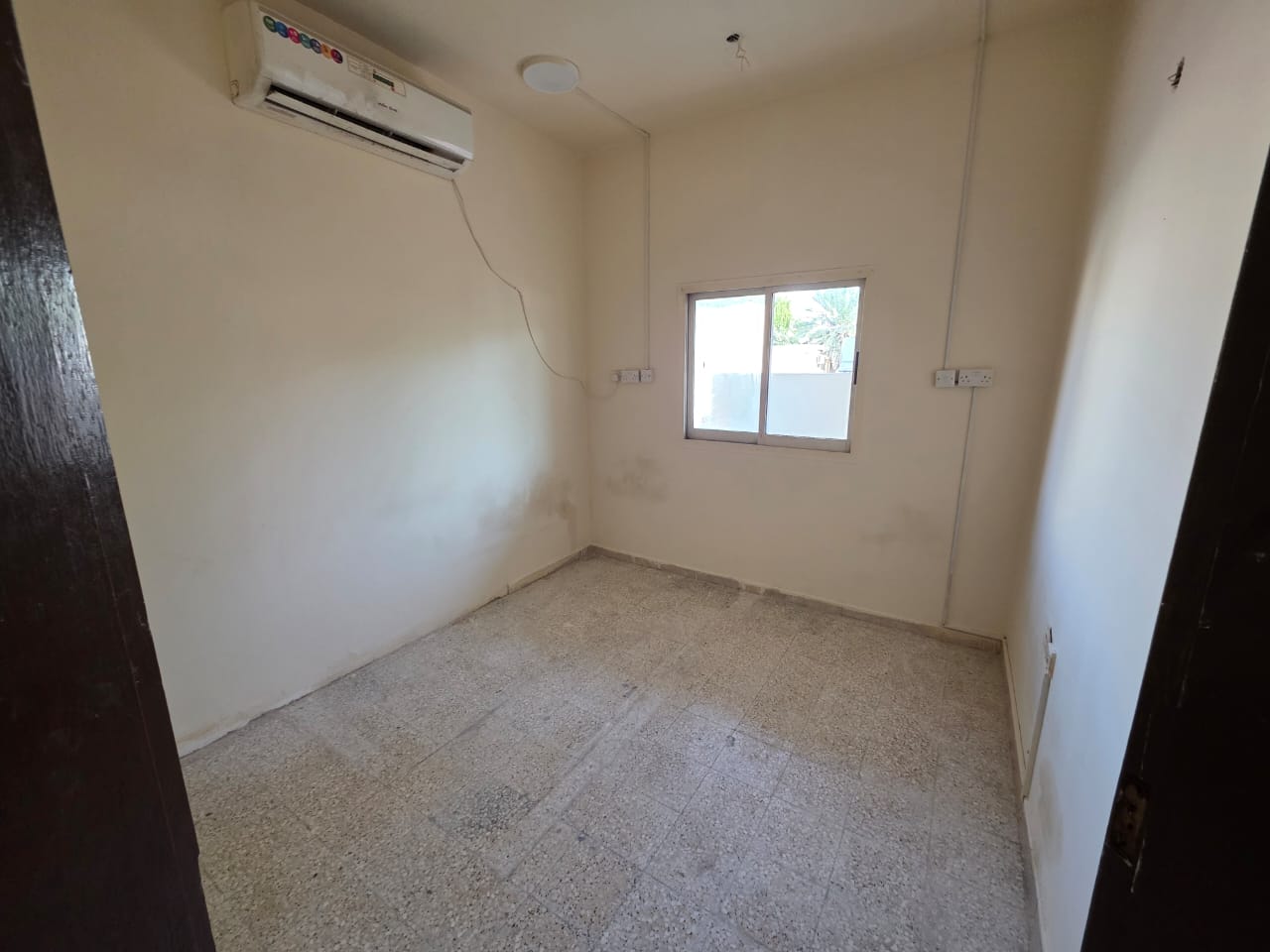 Ground floor 1BR in Al Nuaimiya, Kuwait St, near Afghan Kebab. Split AC, bright, sharing or staff OK, 25,000 AED, 4 payments.