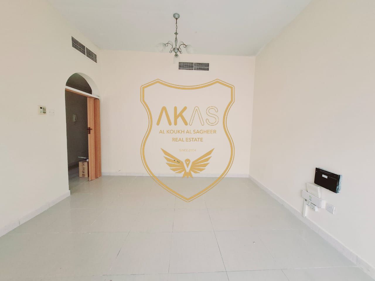 1BHK WITH BALCONY AVAILABLE FOR FAMILY CLOSE HALL