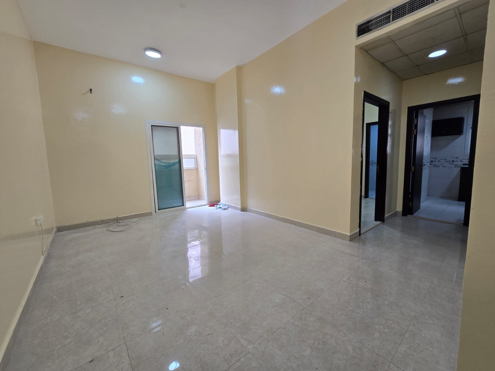 One-bedroom apartment for rent in Al Jurf 2 – Central air conditioning and balcony. Prime location with a stunning view, close to public and commercia