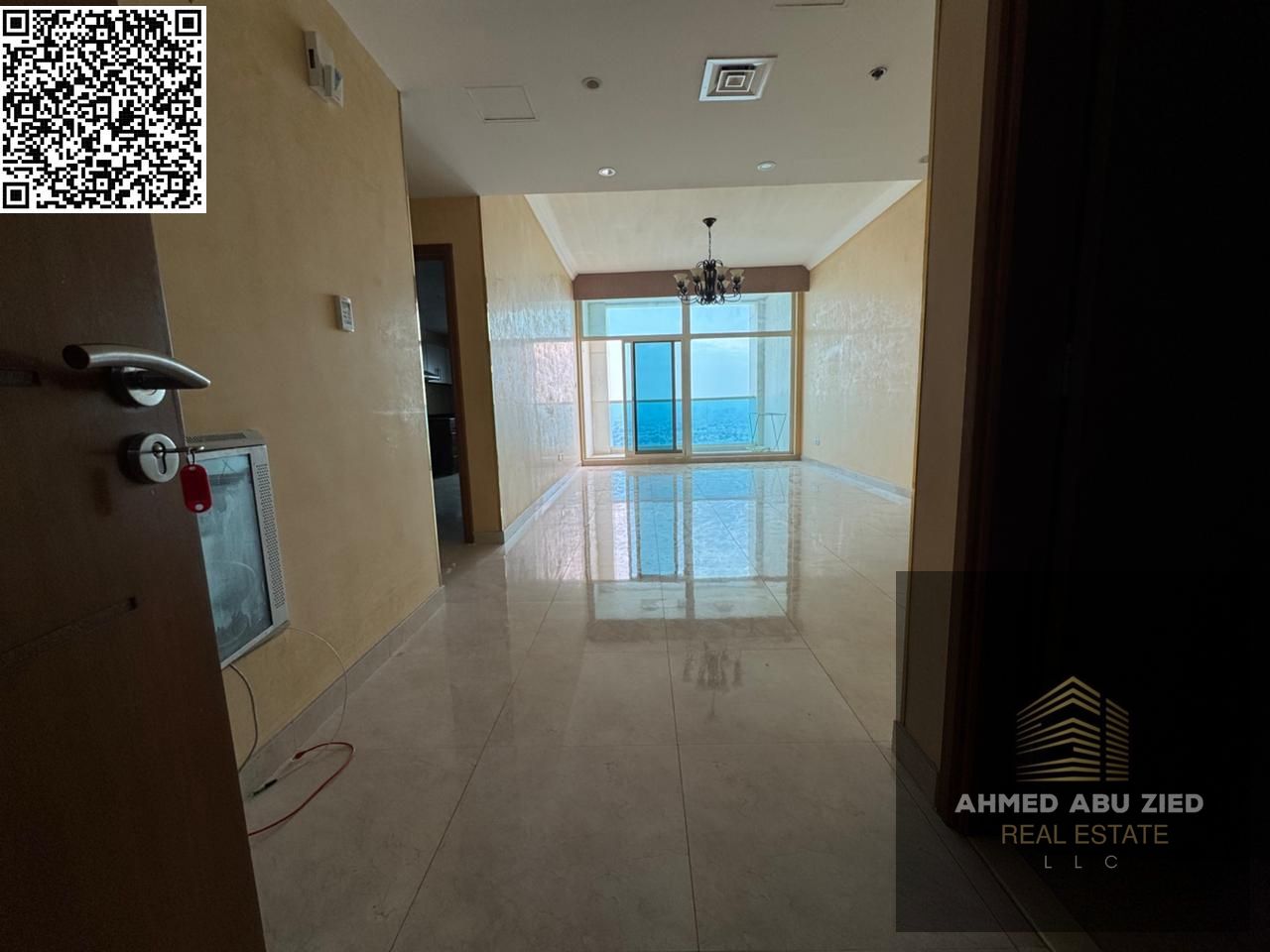 3 bedrooms and a living room with 5 bathrooms, a maid's room, a laundry room, free parking, a very spacious area with a distinctive balcony offering a
