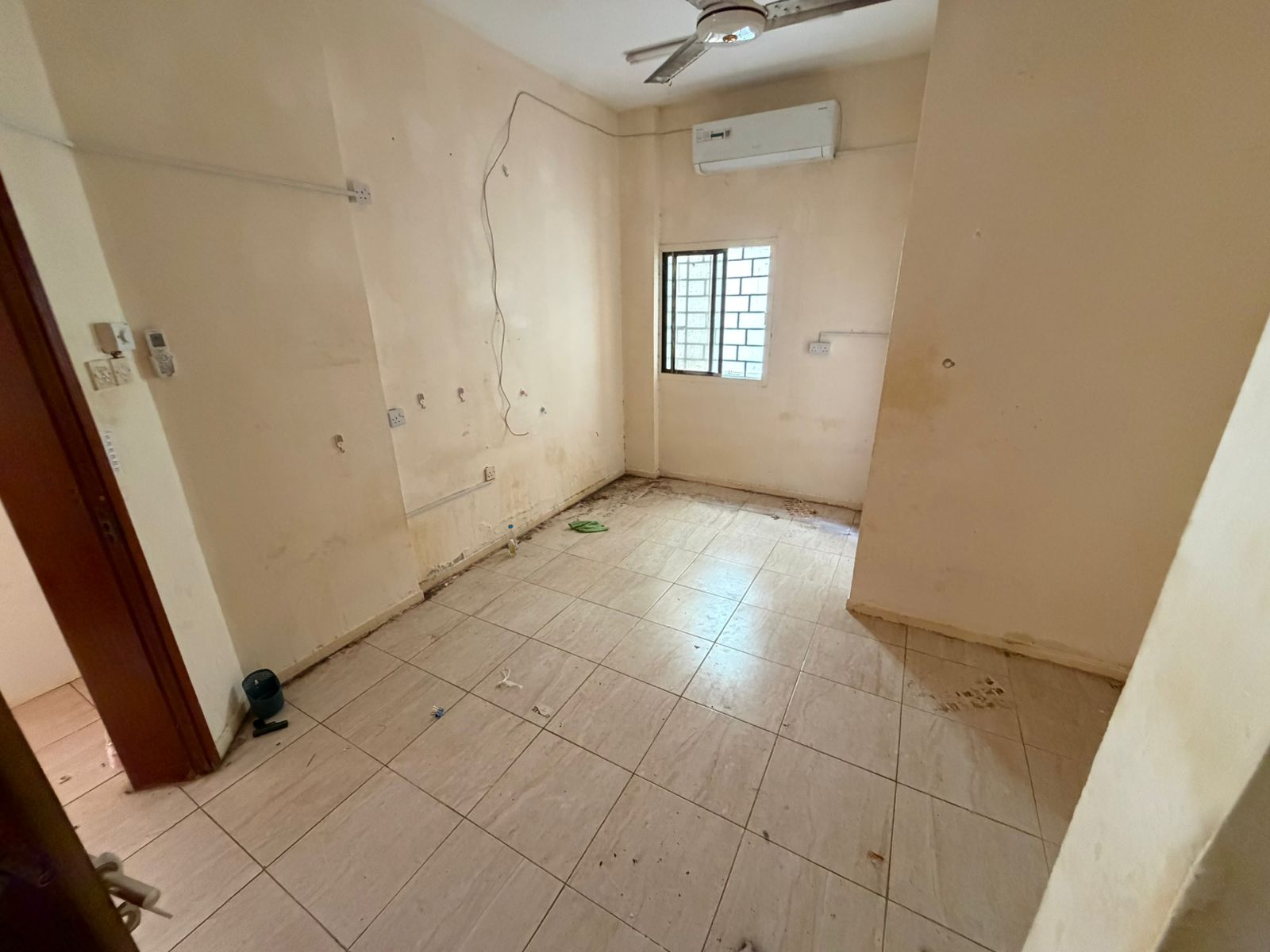 Studio apartment for annual rent, Corniche, second row, Ajman, central air conditioning, maintenance included.