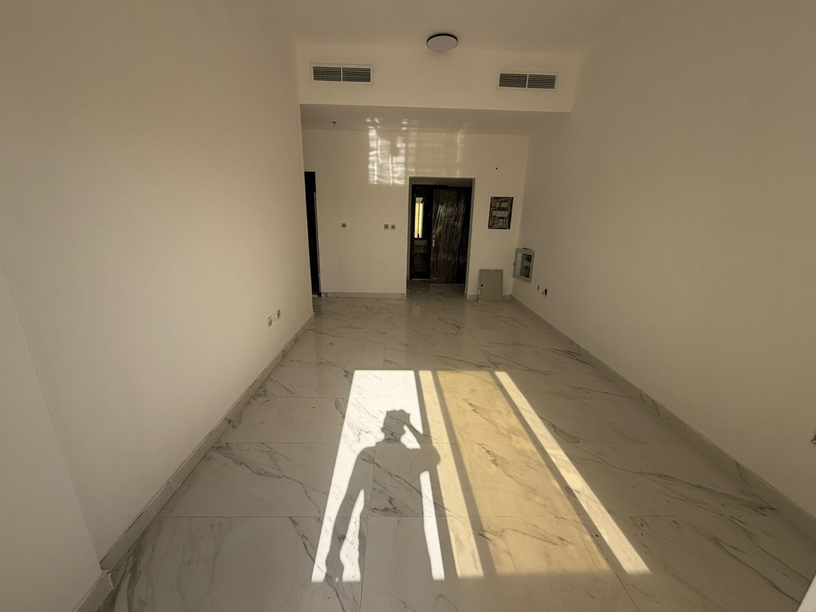 A spacious and comfortable apartment in a new building, ideal for families. It features modern finishes, a quiet location, and is close to all ameniti