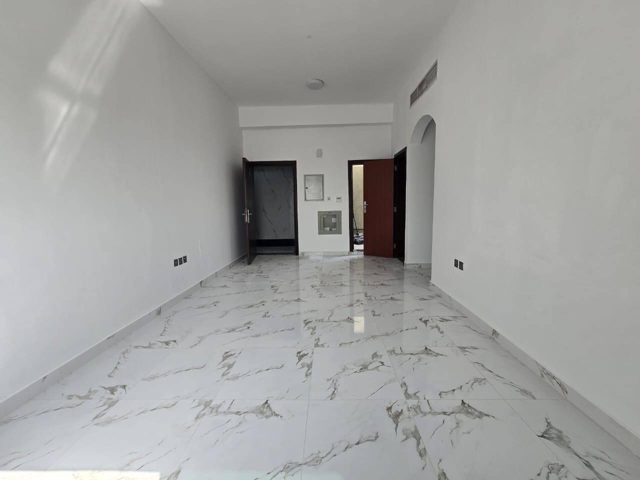 A distinctive one-bedroom apartment with a spacious living room and excellent finishes, suitable for families and featuring natural light throughout,