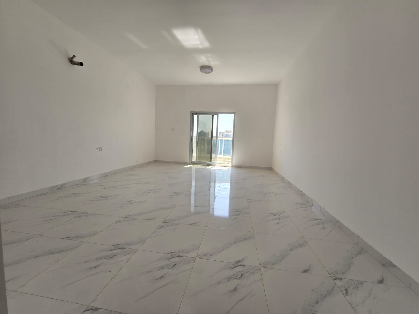 Brand new studio apartment for rent in Al Jurf 2 – behind the Chinese Market and close to Ajman Festival City. A prime location with stunning views.