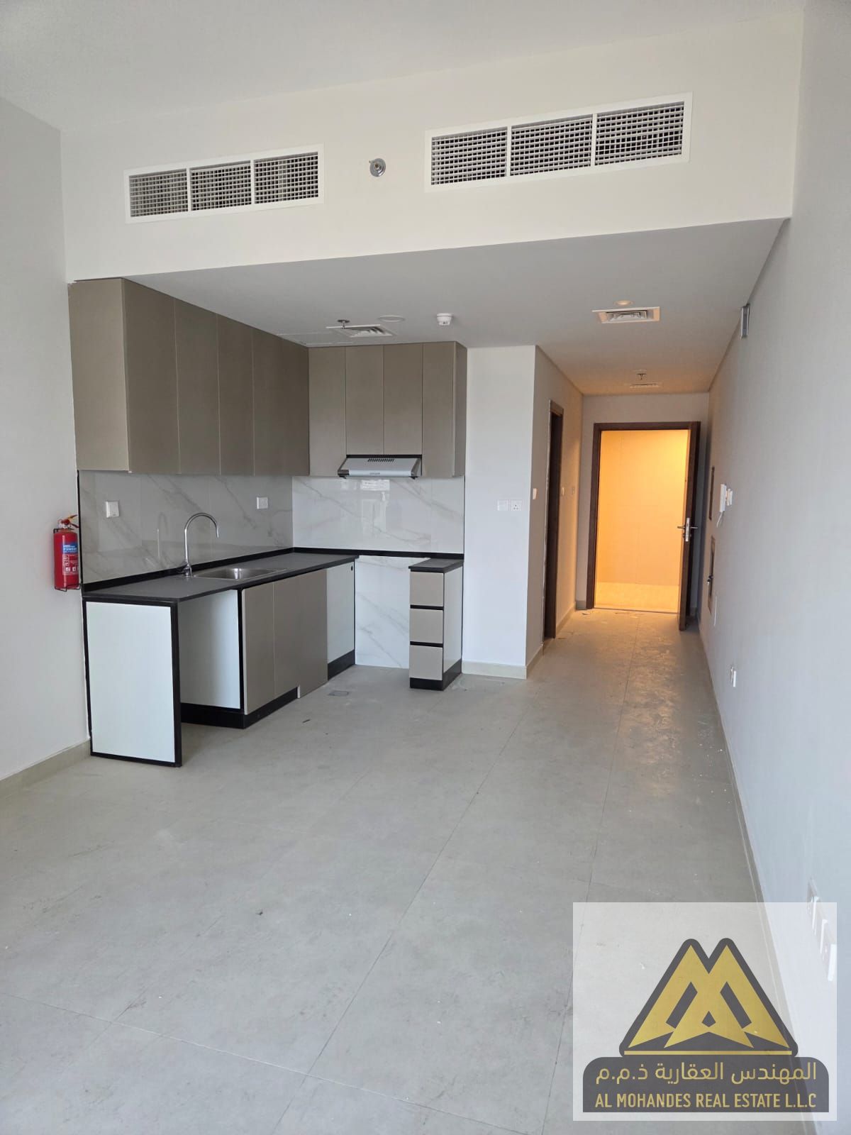 At a very excellent price, suitable for everyone, with excellent paintwork and super deluxe finishes. First occupancy.