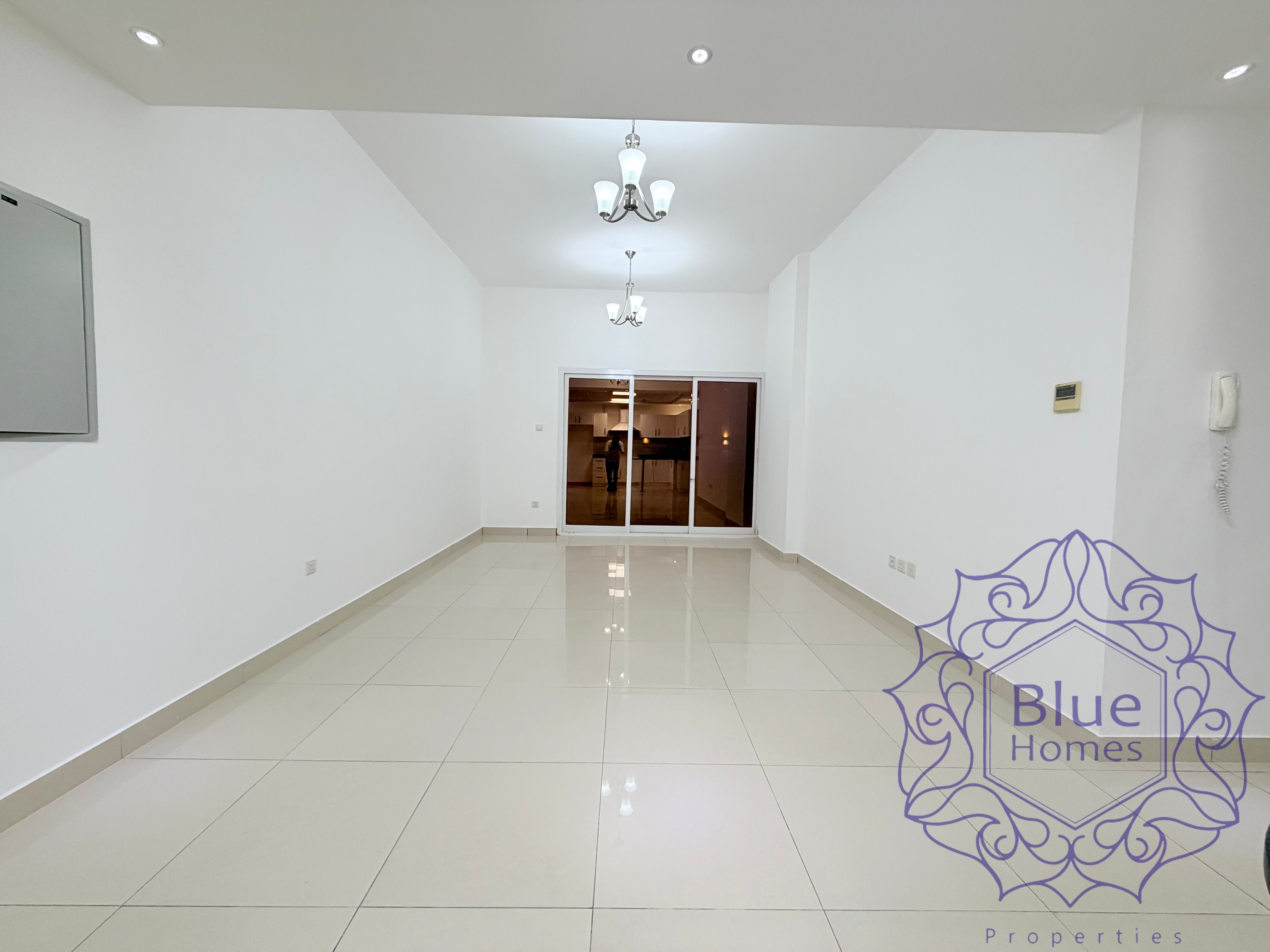 Ready to move in // spacious 2BR corner unit / double balcony