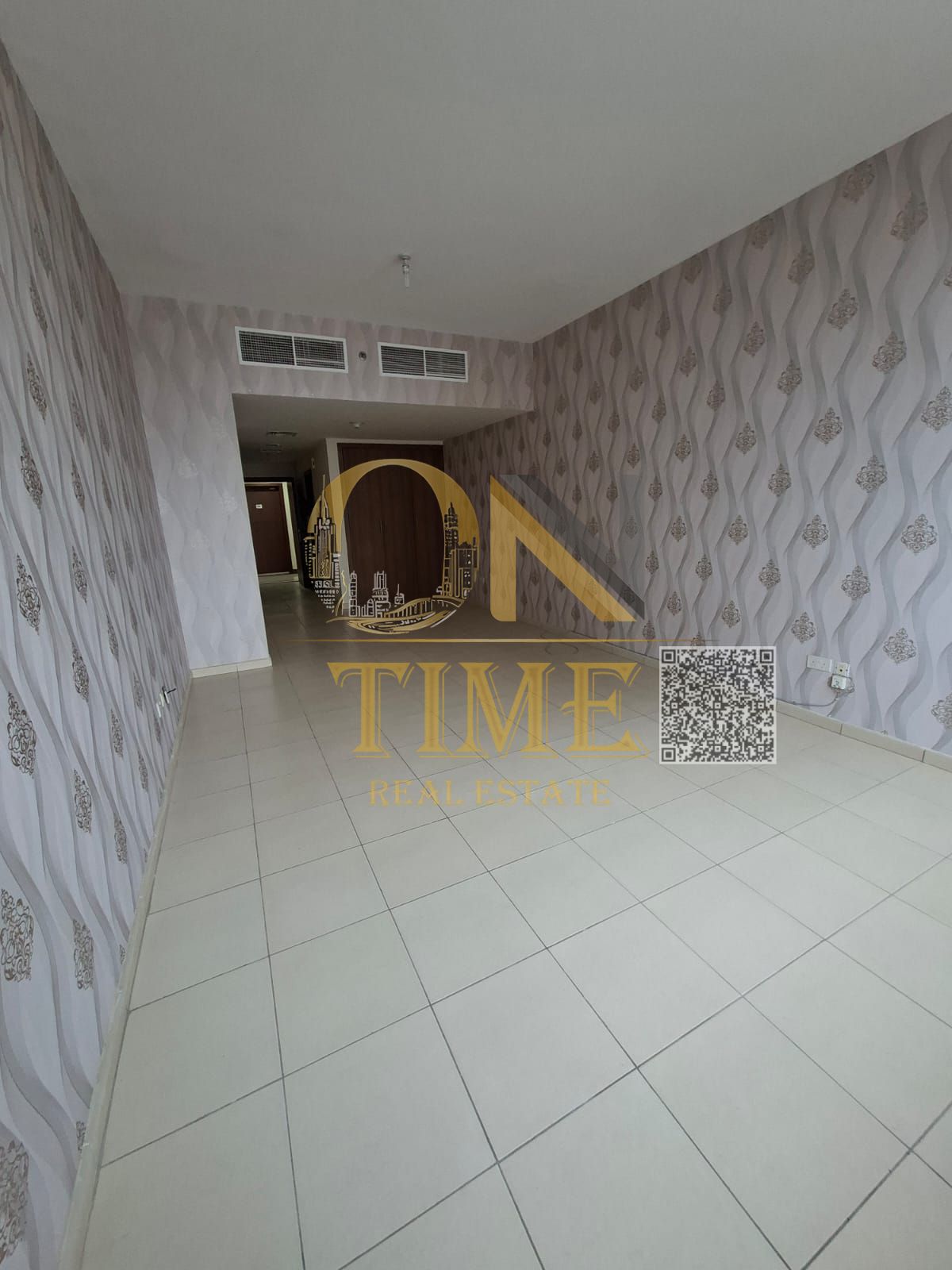 Beautiful, open view / Built-in wardrobes / Spacious area / Central location close to all services / Easy access to main roads