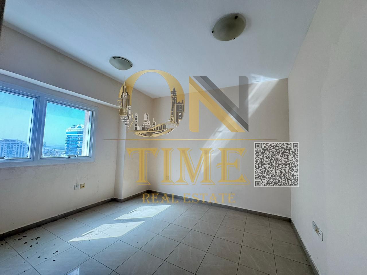 Stunning sea view provides a tranquil and relaxing atmosphere / Easy access to main roads / Spacious and practical design / Built-in wall cabinets