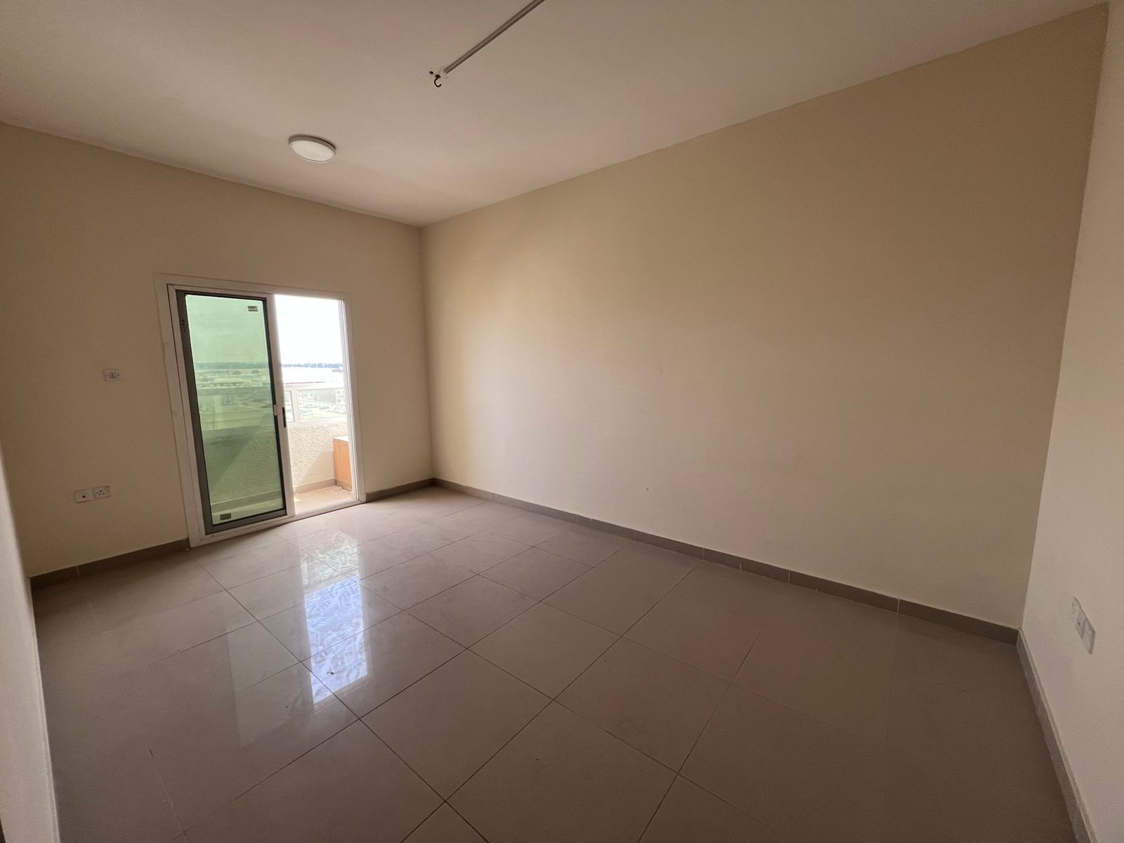 One-bedroom apartment for annual rent in Al Nuaimiya 3, Ajman, in a prime location near the Indian School and Al Safeer Mall, a strategic location tha