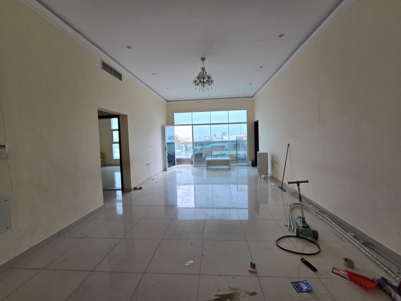 One bedroom and living room, panoramic window, master bedroom, very spacious, family-friendly, fully maintained.